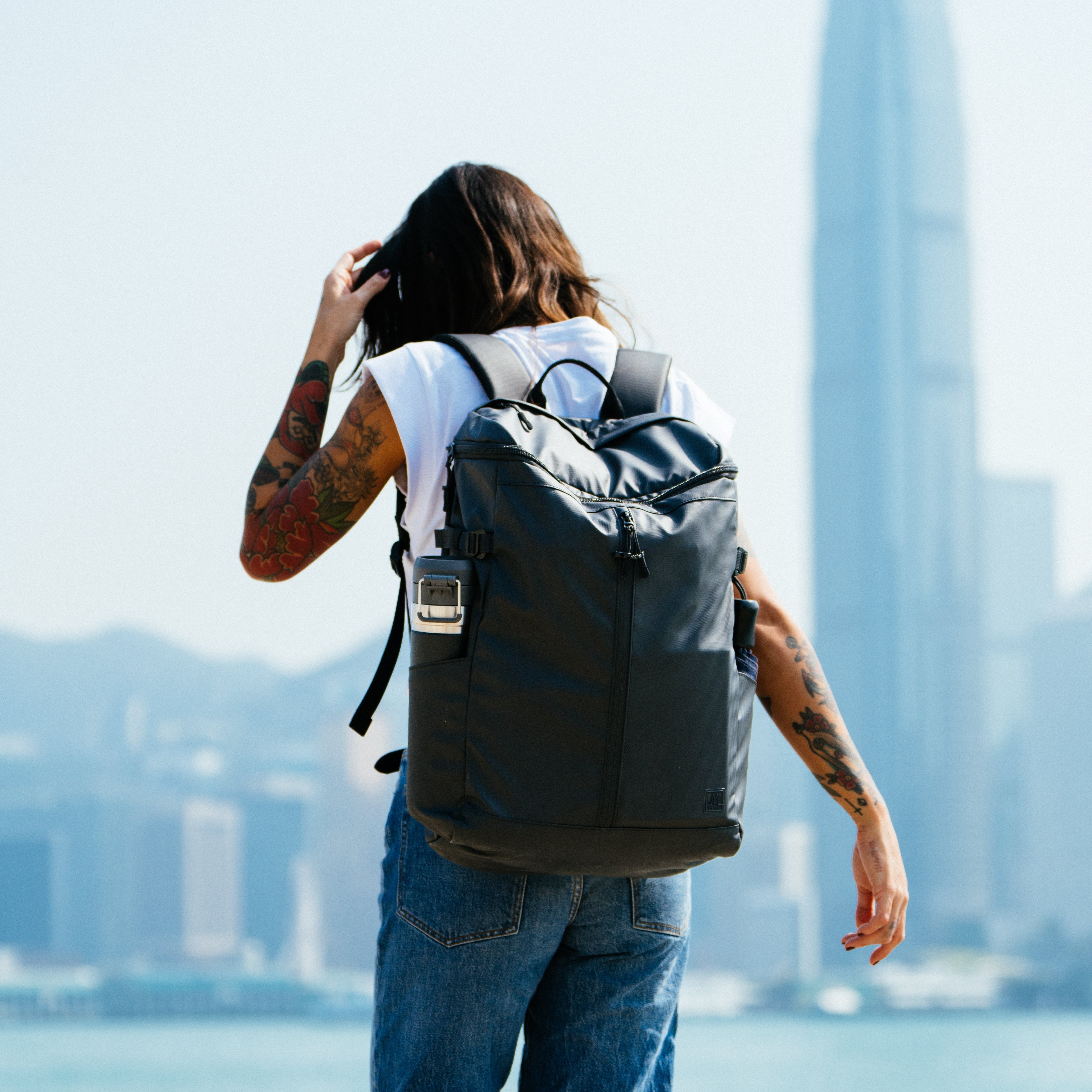 Moral Rochester Omni 雙肩背包極簡黑色設計,結合實用與時尚,適合通勤與旅行生活使用。