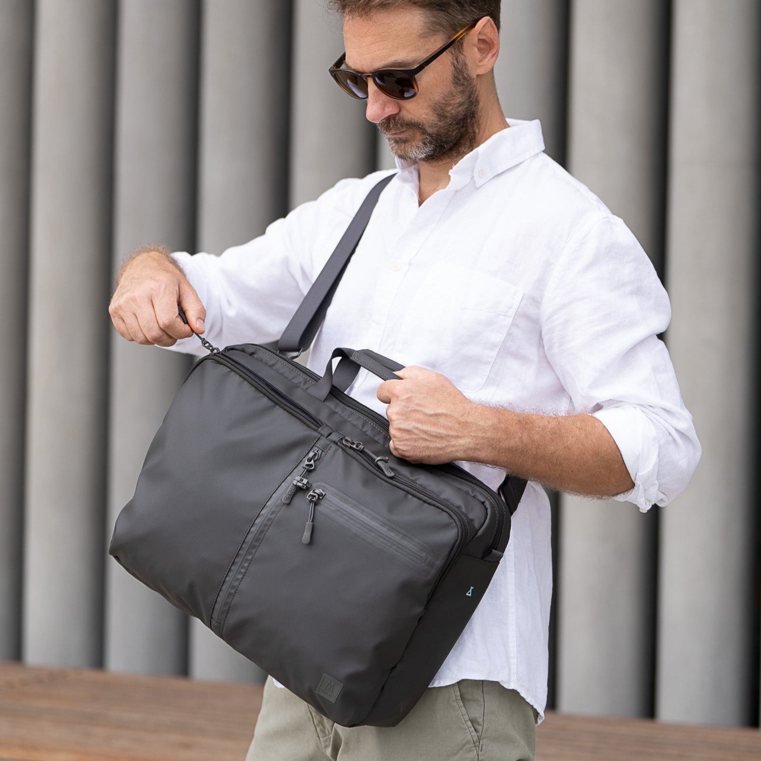 Moral Cecil Trackies 公事包正面展示,極簡設計,配有多功能拉鍊口袋。