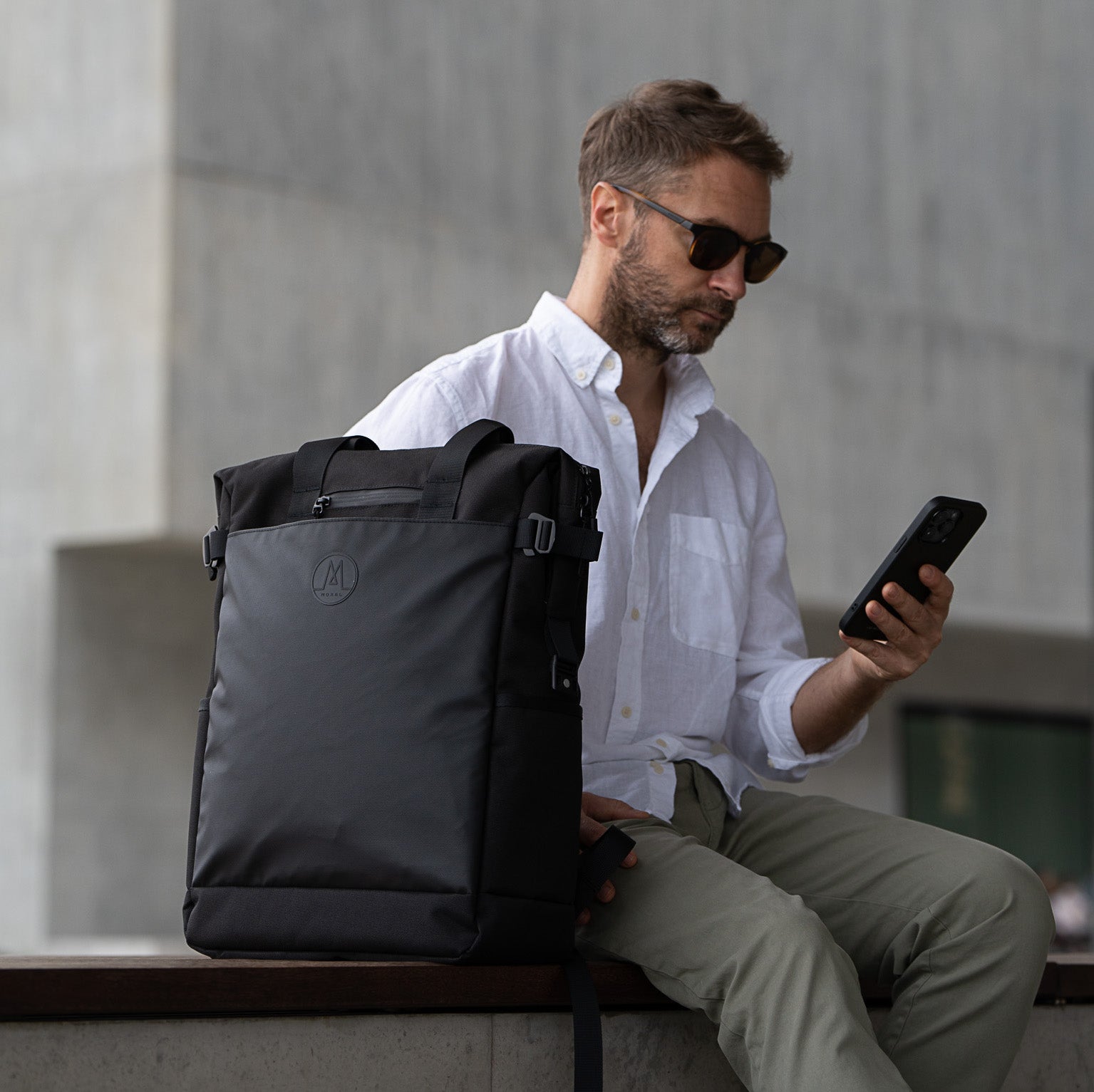 NIGHTHAWKS GROG多用途保冷背包 - 大碼正面展示,搭配品牌經典圓形標誌。俐落設計與防潑水材質,呈現時尚與機能兼具的風格。