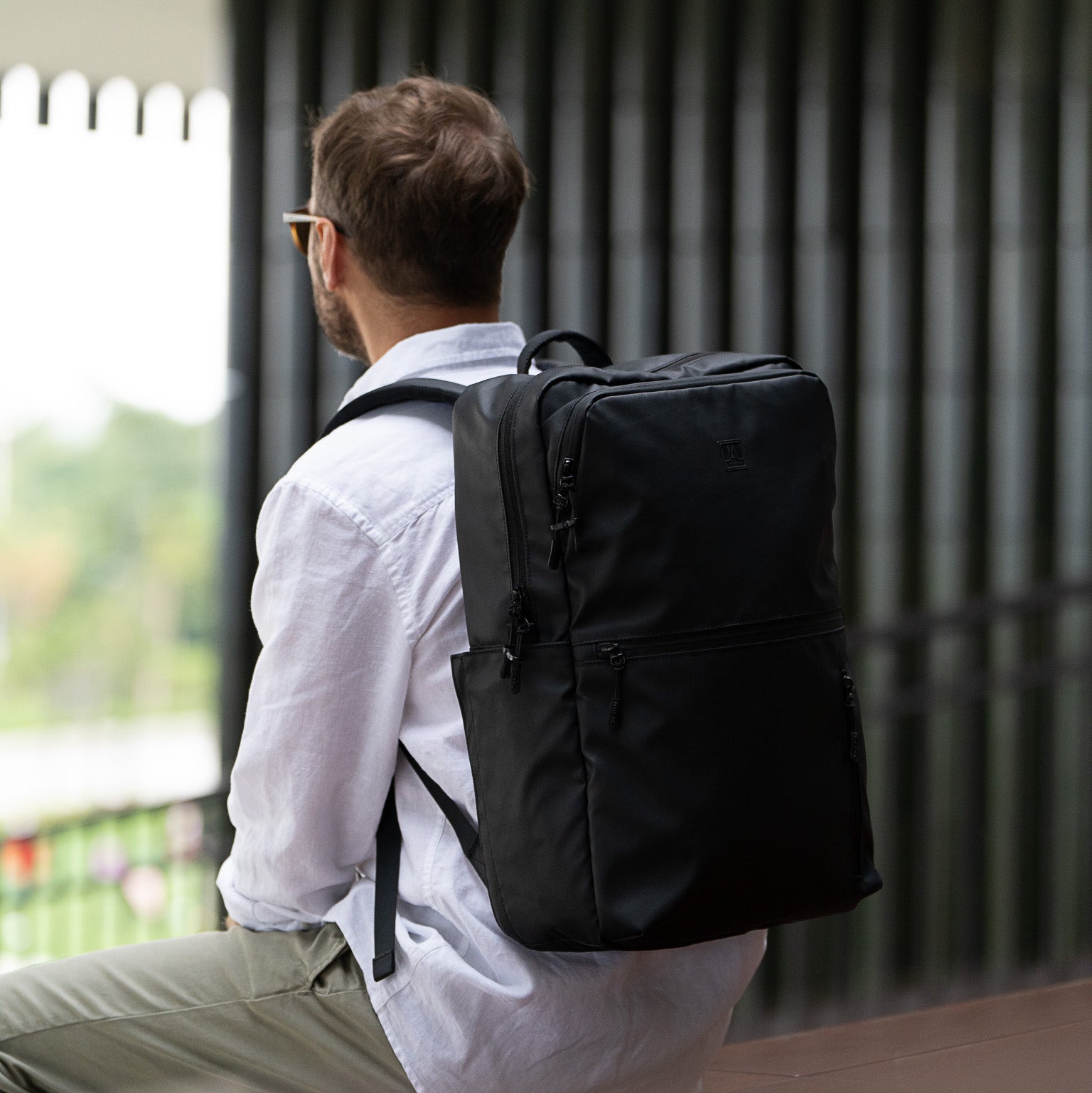 Moral Cecil Trackies 背包與模特搭配展示,適合城市通勤與專業工作場合。