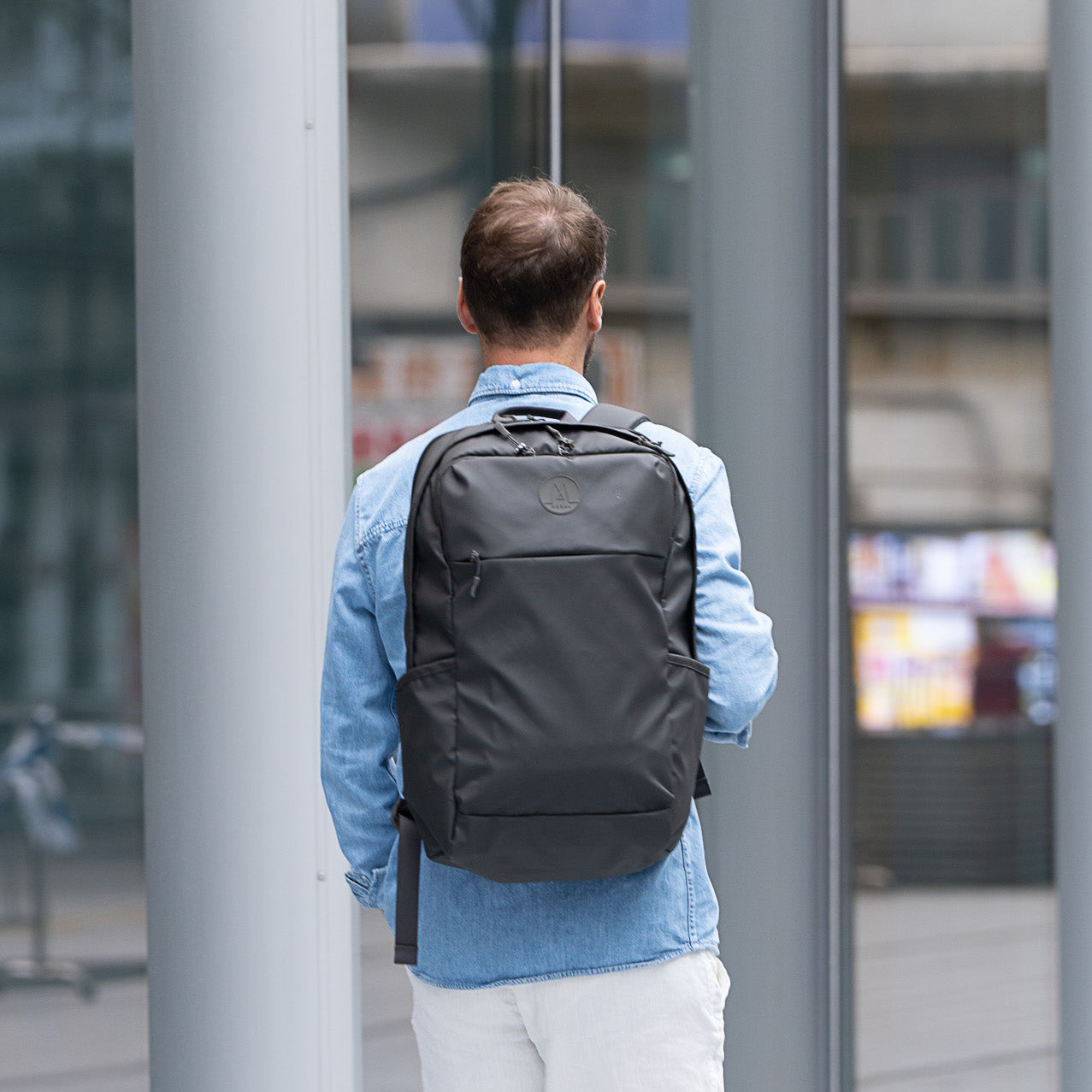 Moral NOVA STRAYA 通勤筆電後背包 Stealth Bomber Edition 以霧面黑色呈現,展現極簡時尚風格。側面可見多功能收納設計,方便日常使用。