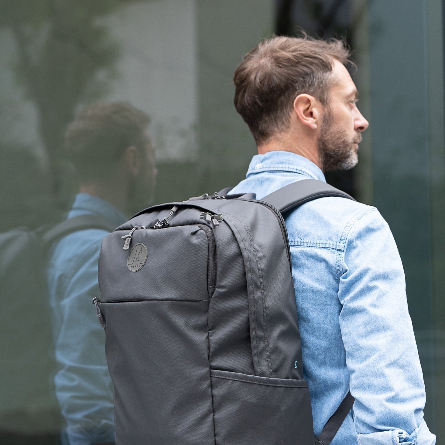 Moral NOVA STRAYA 通勤筆電後背包 Stealth Bomber Edition 展示俐落流線外型,搭配防潑水質感材質。大容量設計,適合現代都會通勤需求。