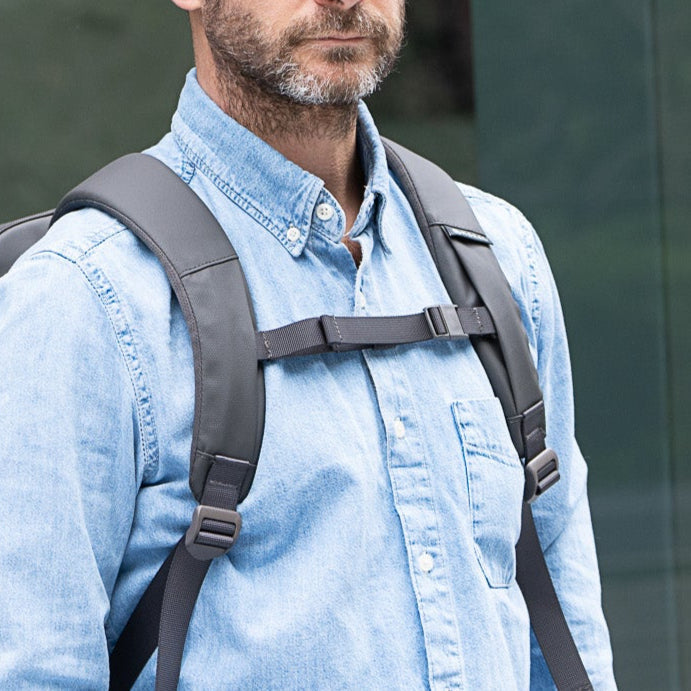 Moral NOVA STRAYA 通勤筆電後背包 Stealth Bomber Edition 配備厚實肩帶與可調式胸帶設計。提供舒適穩定的背負體驗,適合長時間通勤使用。