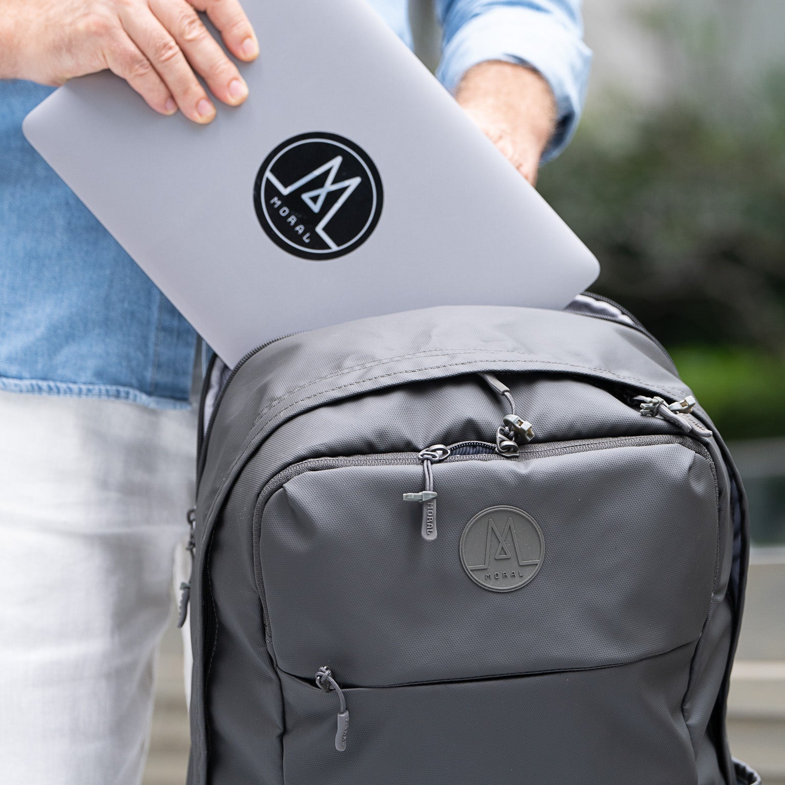 Moral NOVA STRAYA 通勤筆電後背包 Stealth Bomber Edition 後背包適合存放筆記型電腦,展示其寬敞內部空間與功能性。