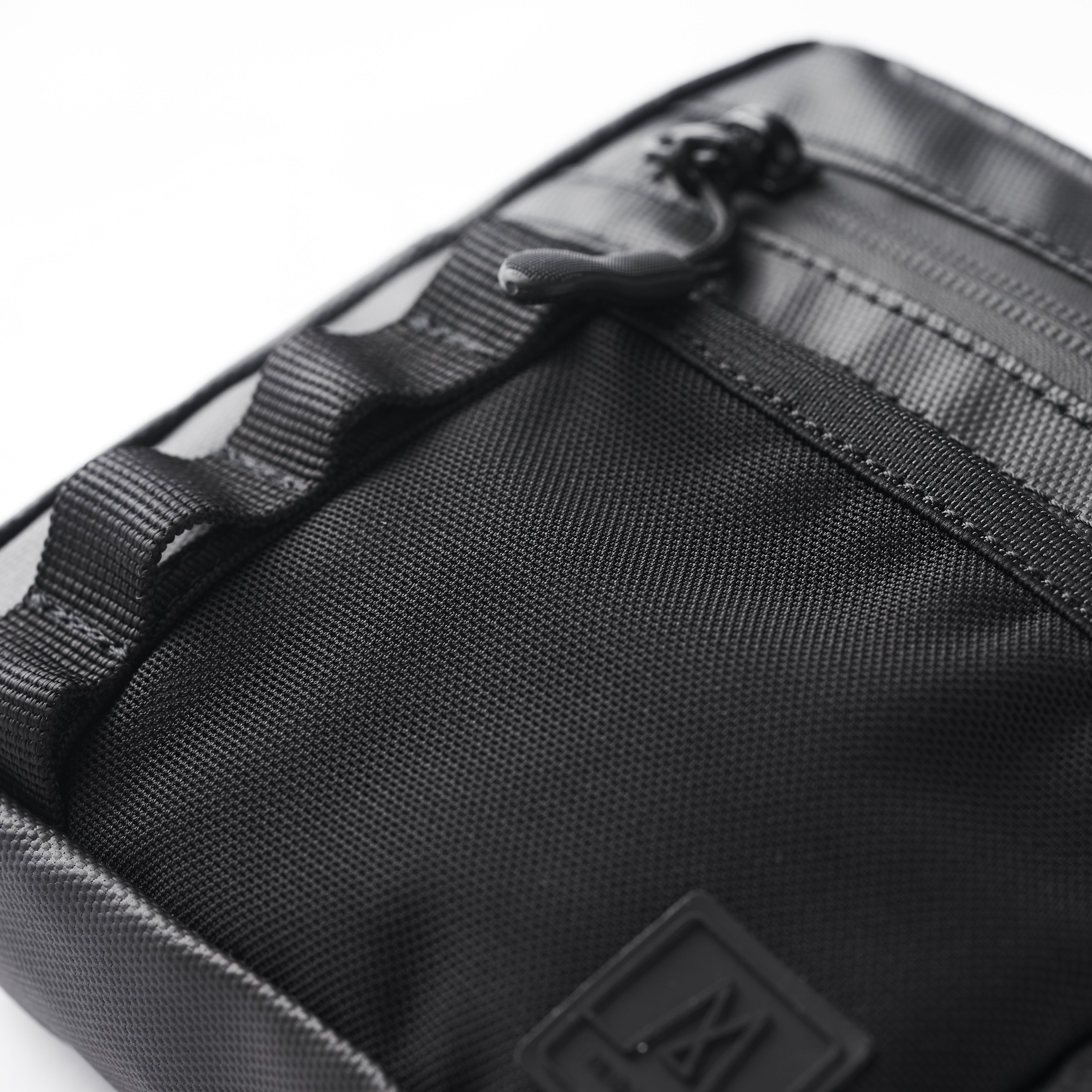 Moral Napier Cubic 輕便小側背包正面展示,搭配品牌標誌與簡約線條設計。整體外觀俐落,展現現代時尚感。