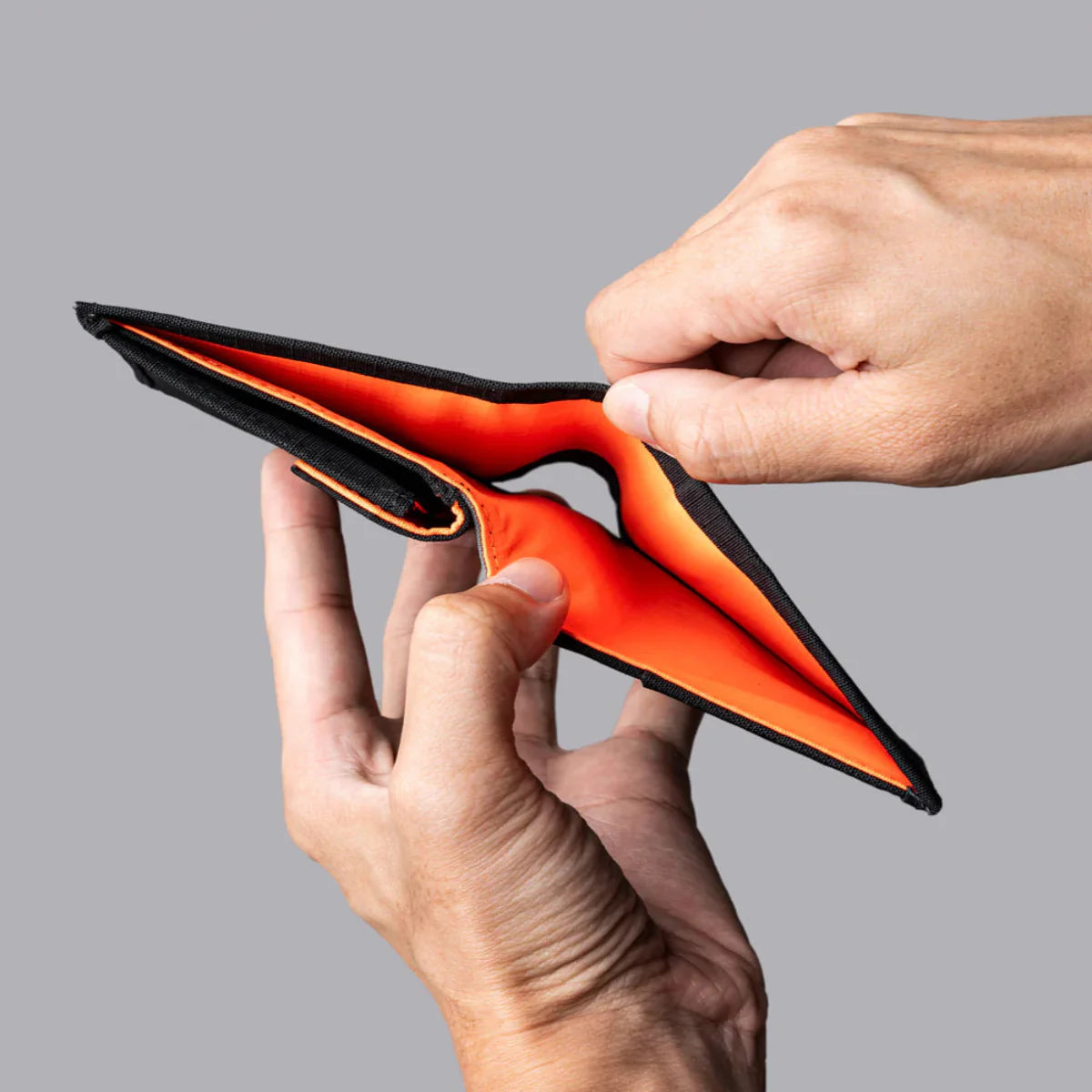 現代設計:極薄雙折設計,僅 80g 重,輕便隨身攜帶。