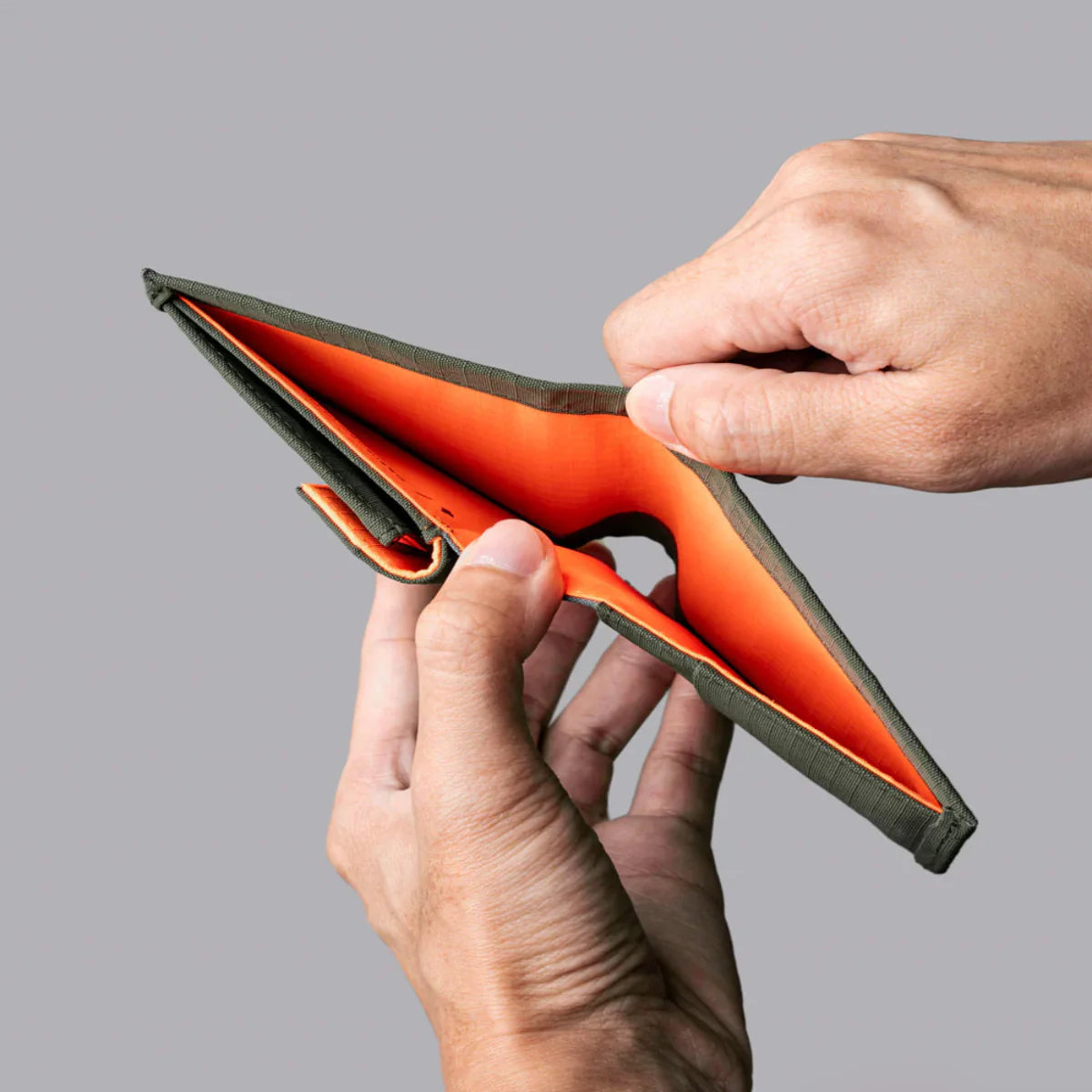 現代設計:極薄雙折設計,僅 80g 重,輕便隨身攜帶。