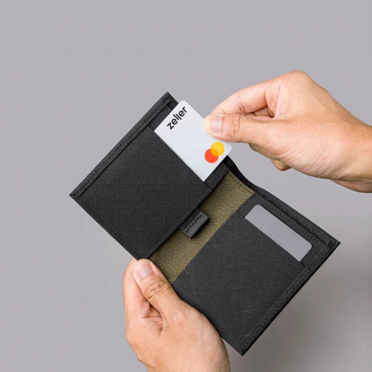 提供8-12 張卡片容量,配備 2 個快速提款卡槽與 1 個大現金隔層。