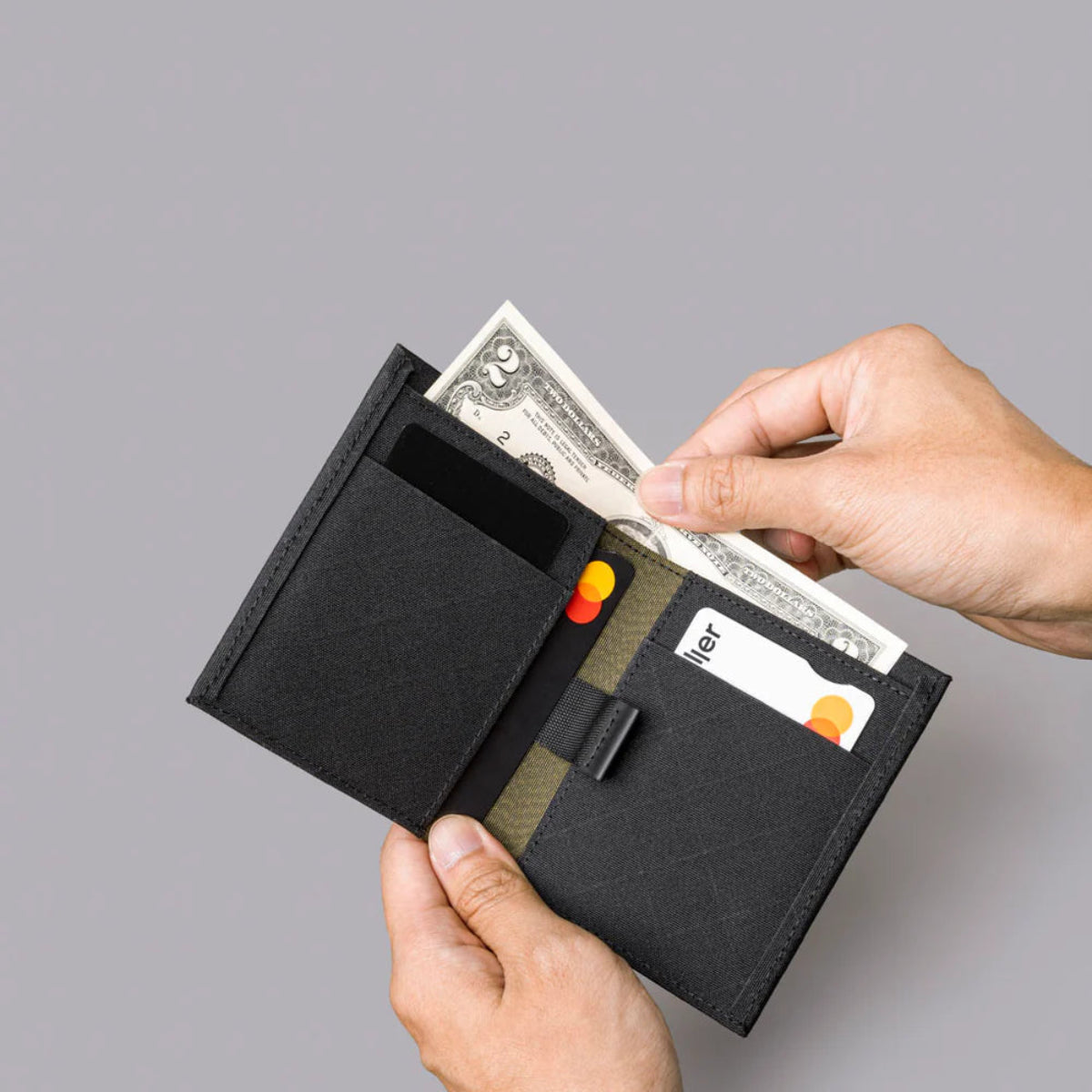 提供8-12 張卡片容量,配備 2 個快速提款卡槽與 1 個大現金隔層。