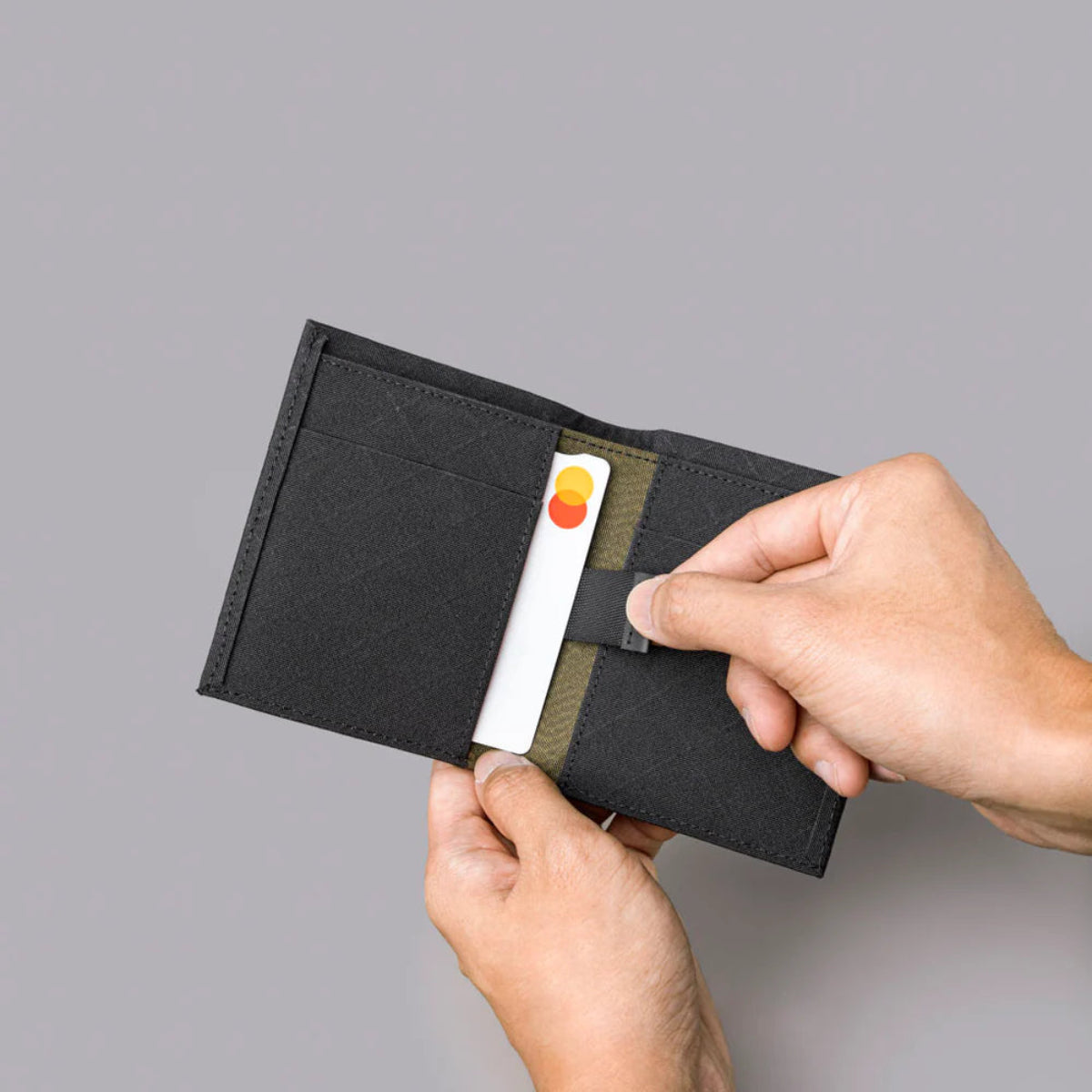 提供8-12 張卡片容量,配備 2 個快速提款卡槽與 1 個大現金隔層。