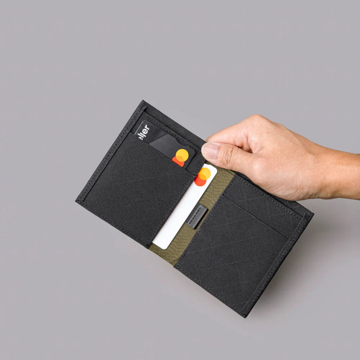 提供8-12 張卡片容量,配備 2 個快速提款卡槽與 1 個大現金隔層。