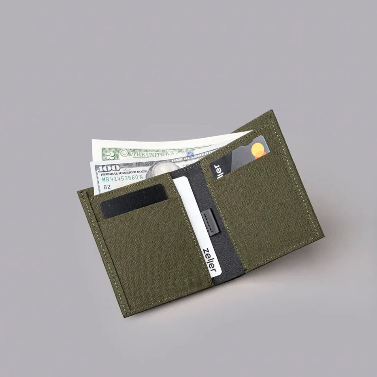 提供8-12 張卡片容量,配備 2 個快速提款卡槽與 1 個大現金隔層。