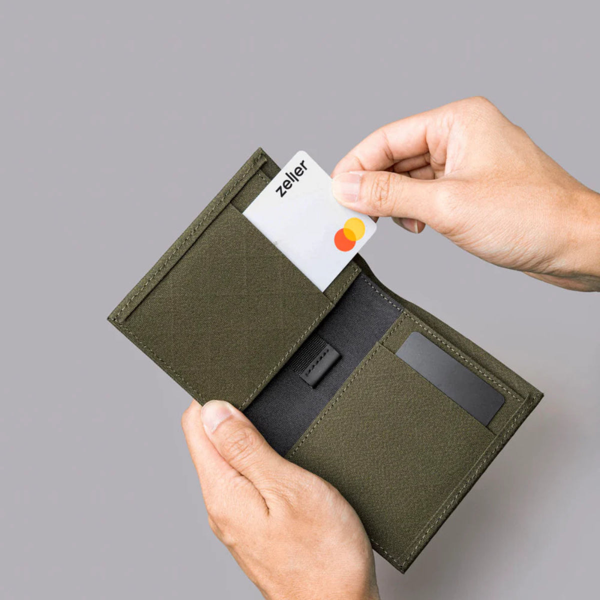 提供8-12 張卡片容量,配備 2 個快速提款卡槽與 1 個大現金隔層。