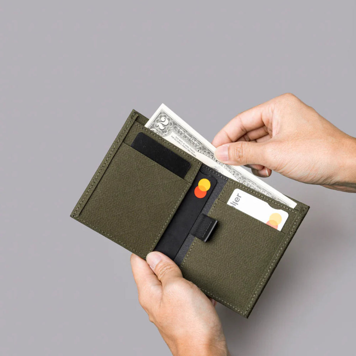 提供8-12 張卡片容量,配備 2 個快速提款卡槽與 1 個大現金隔層。