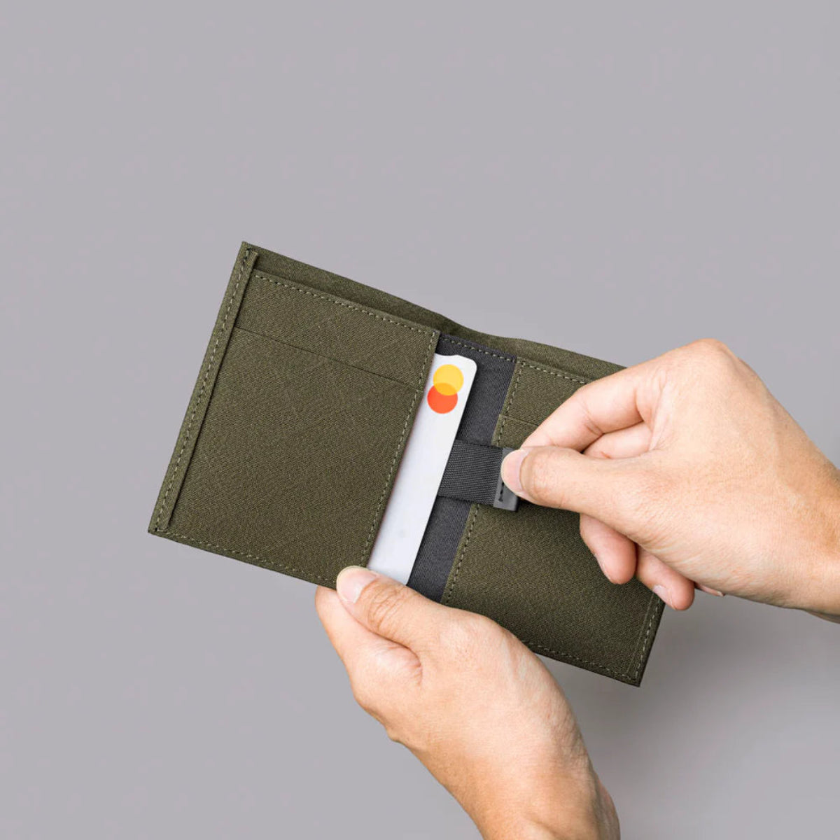 提供8-12 張卡片容量,配備 2 個快速提款卡槽與 1 個大現金隔層。