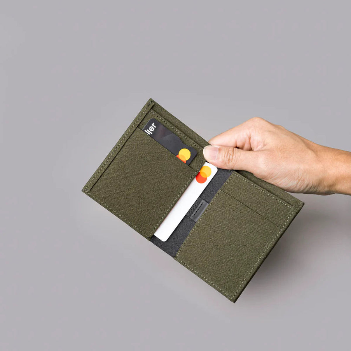 提供8-12 張卡片容量,配備 2 個快速提款卡槽與 1 個大現金隔層。