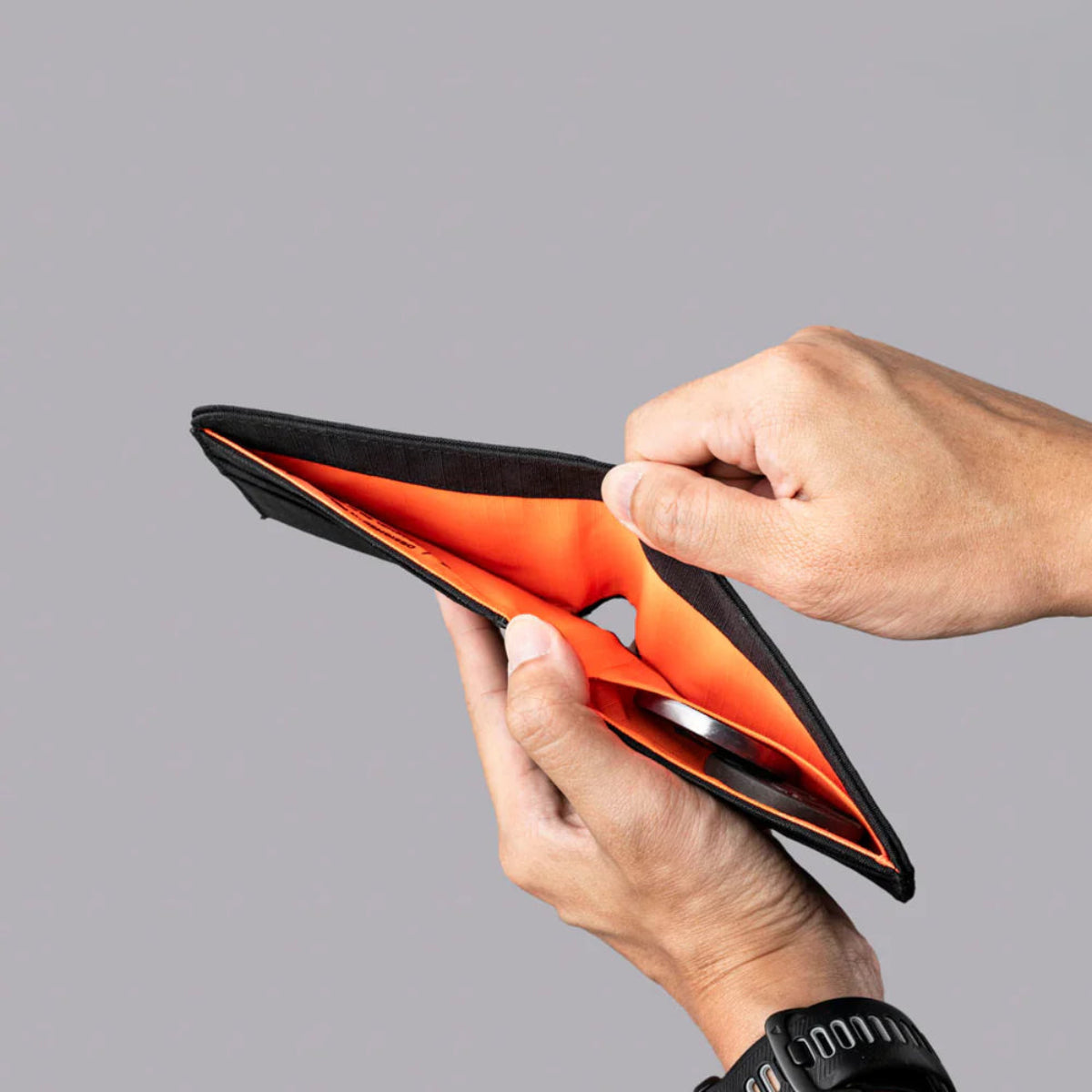 全球貨幣兼容:適配全球所有貨幣,滿足旅行及日常需求。