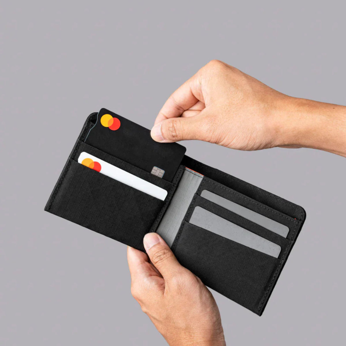 傾斜卡槽設計:快速取用主要卡片,提供流暢便捷的使用體驗。