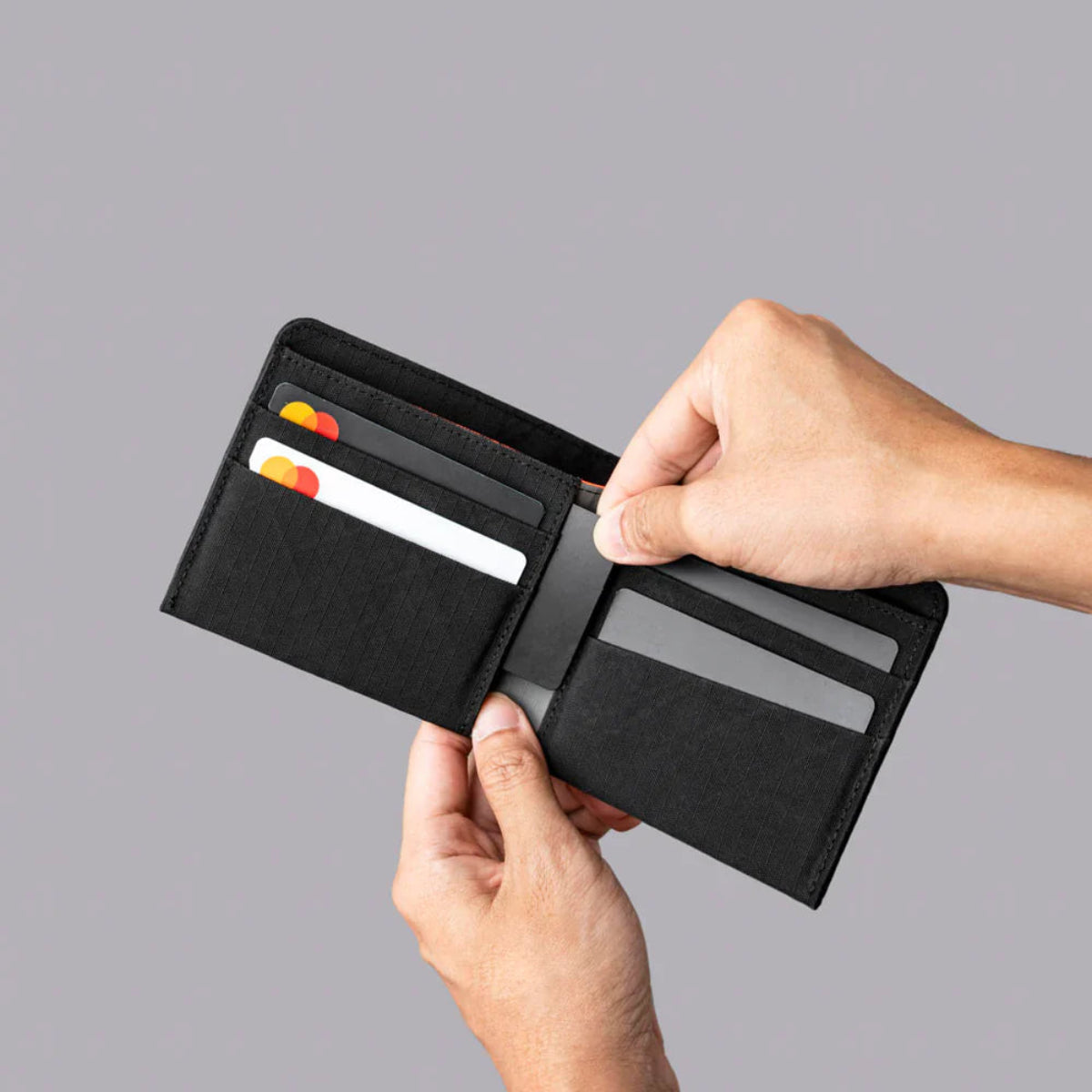 隱藏卡位:內部隱藏卡槽設計,適合存放額外卡片或緊急使用的卡片。