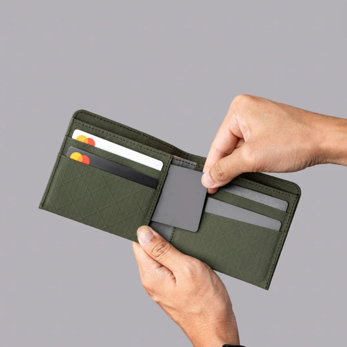 隱藏卡位:內部隱藏卡槽設計,適合存放額外卡片或緊急使用的卡片。