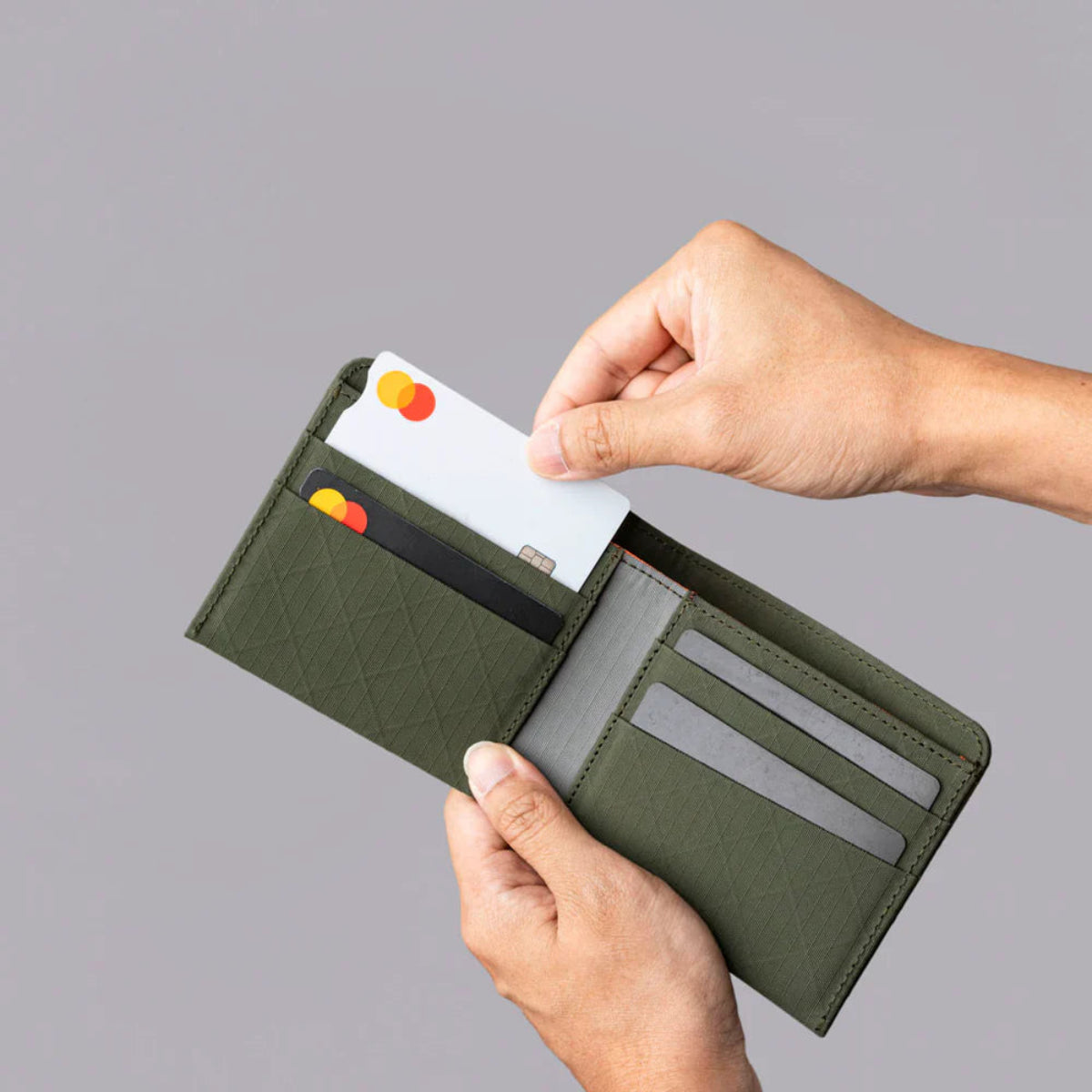 傾斜卡槽設計:快速取用主要卡片,提供流暢便捷的使用體驗。