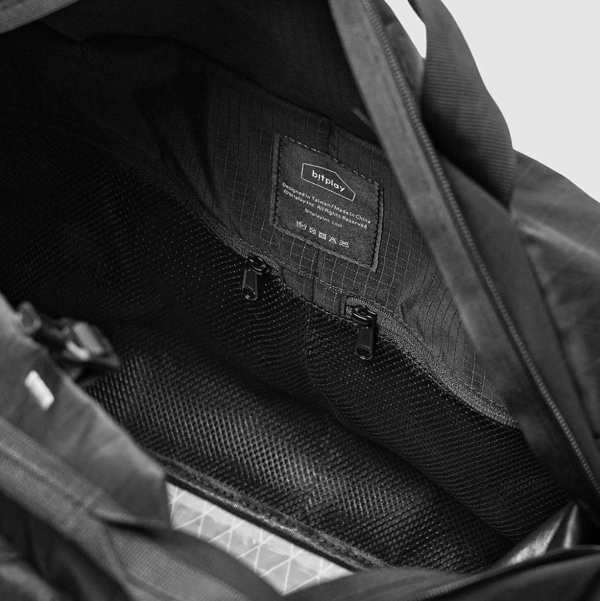 Bitplay 45L 行李袋,採用抗撕裂防水材質,具備多功能收納設計,支援手提、肩背及行李箱固定,適合旅行與日常使用的輕便耐用包款。