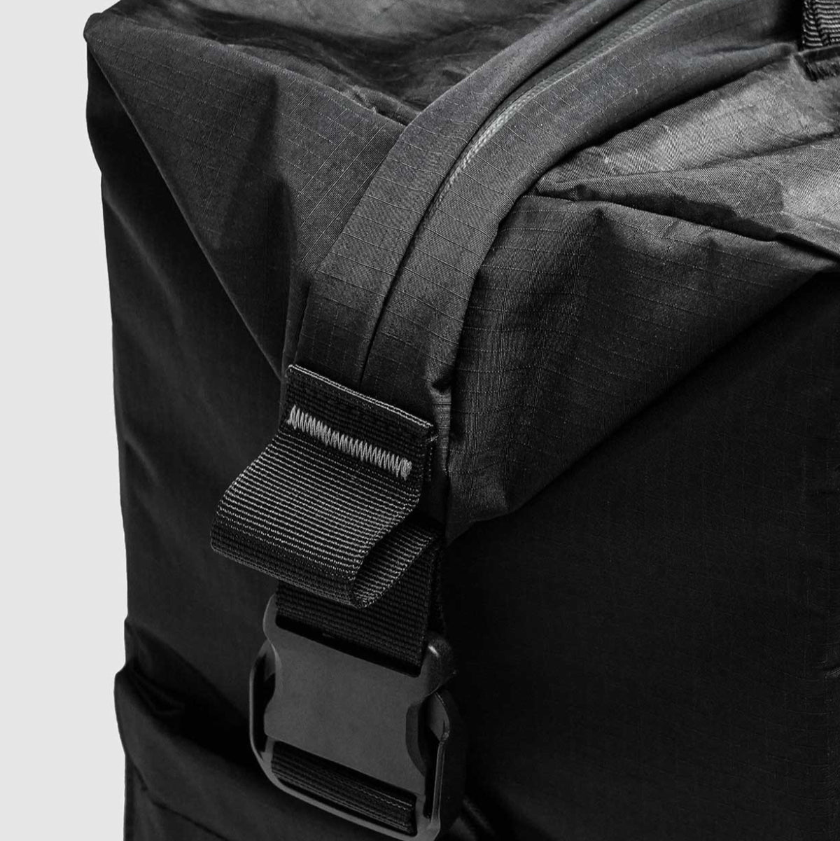 Bitplay 45L 行李袋,採用抗撕裂防水材質,具備多功能收納設計,支援手提、肩背及行李箱固定,適合旅行與日常使用的輕便耐用包款。