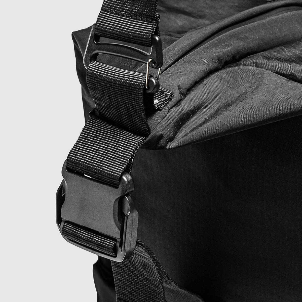 Bitplay 45L 行李袋,採用抗撕裂防水材質,具備多功能收納設計,支援手提、肩背及行李箱固定,適合旅行與日常使用的輕便耐用包款。