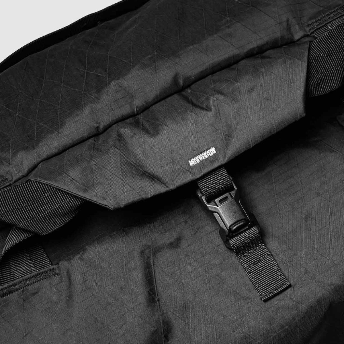 Bitplay 45L 行李袋,採用抗撕裂防水材質,具備多功能收納設計,支援手提、肩背及行李箱固定,適合旅行與日常使用的輕便耐用包款。