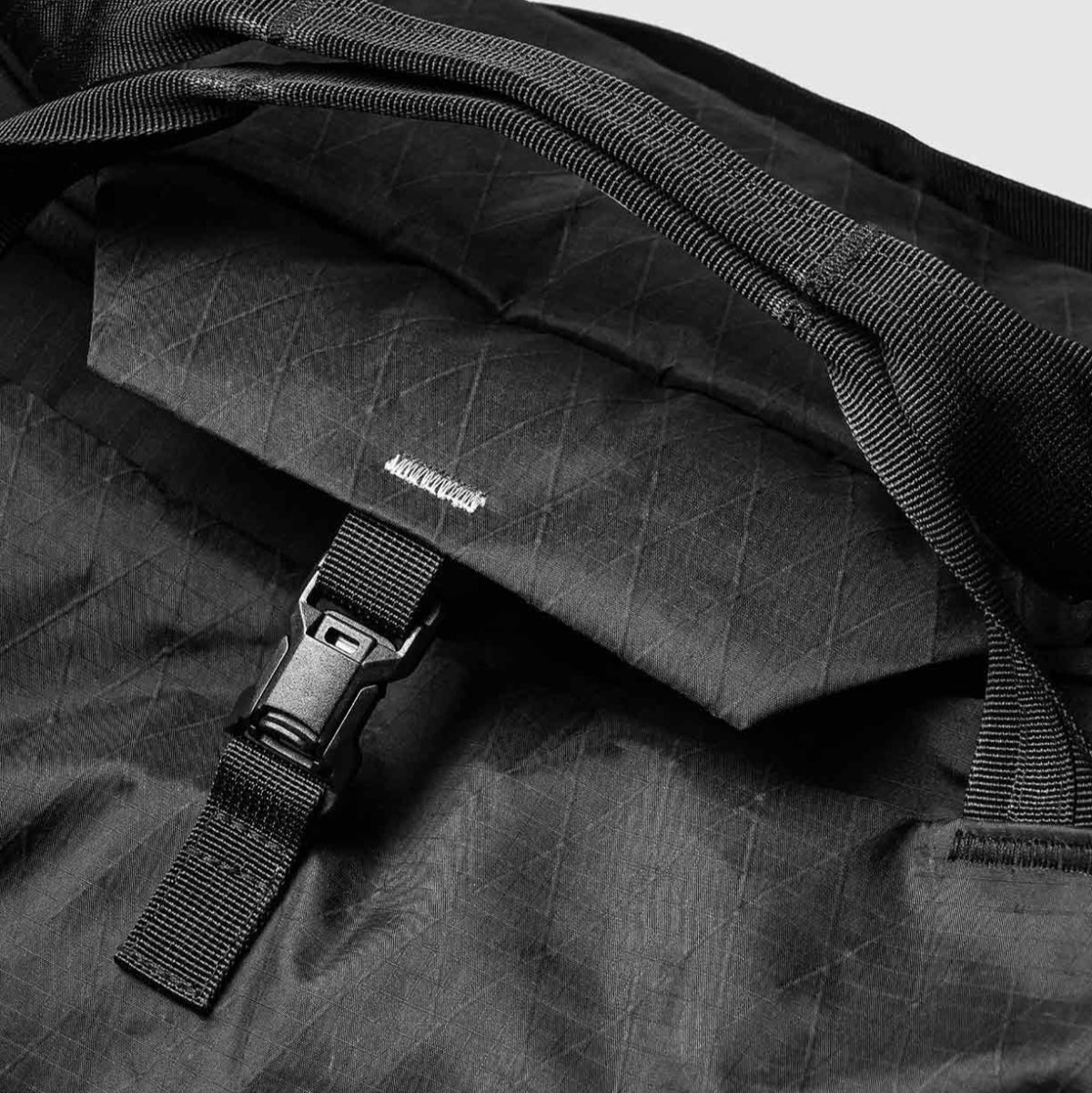 Bitplay 45L 行李袋,採用抗撕裂防水材質,具備多功能收納設計,支援手提、肩背及行李箱固定,適合旅行與日常使用的輕便耐用包款。