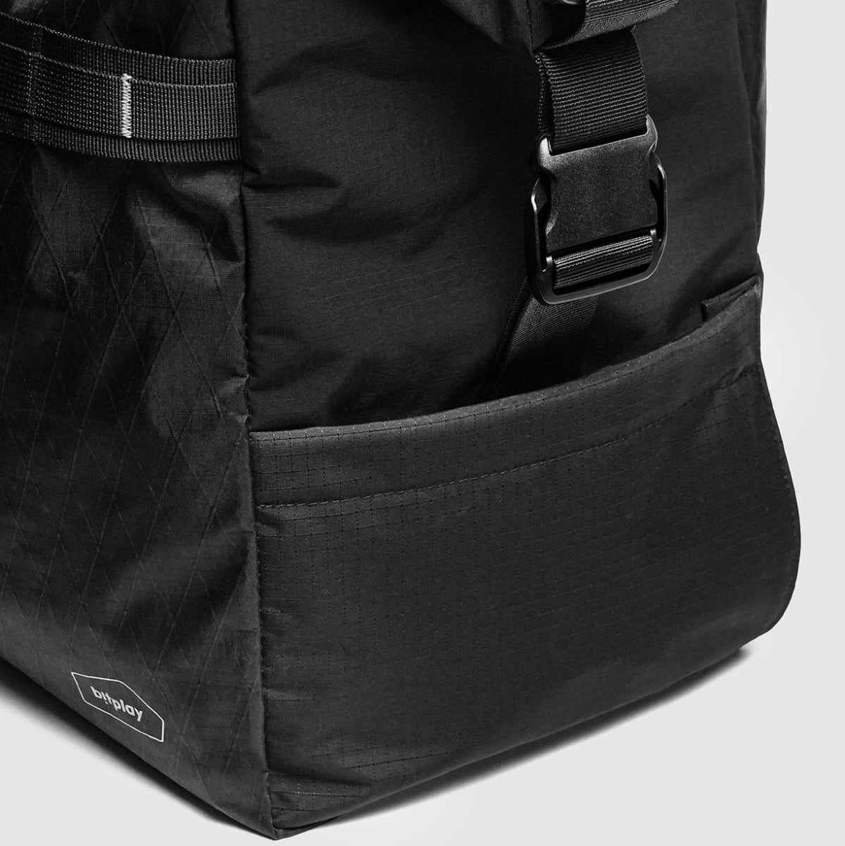 Bitplay 45L 行李袋,採用抗撕裂防水材質,具備多功能收納設計,支援手提、肩背及行李箱固定,適合旅行與日常使用的輕便耐用包款。