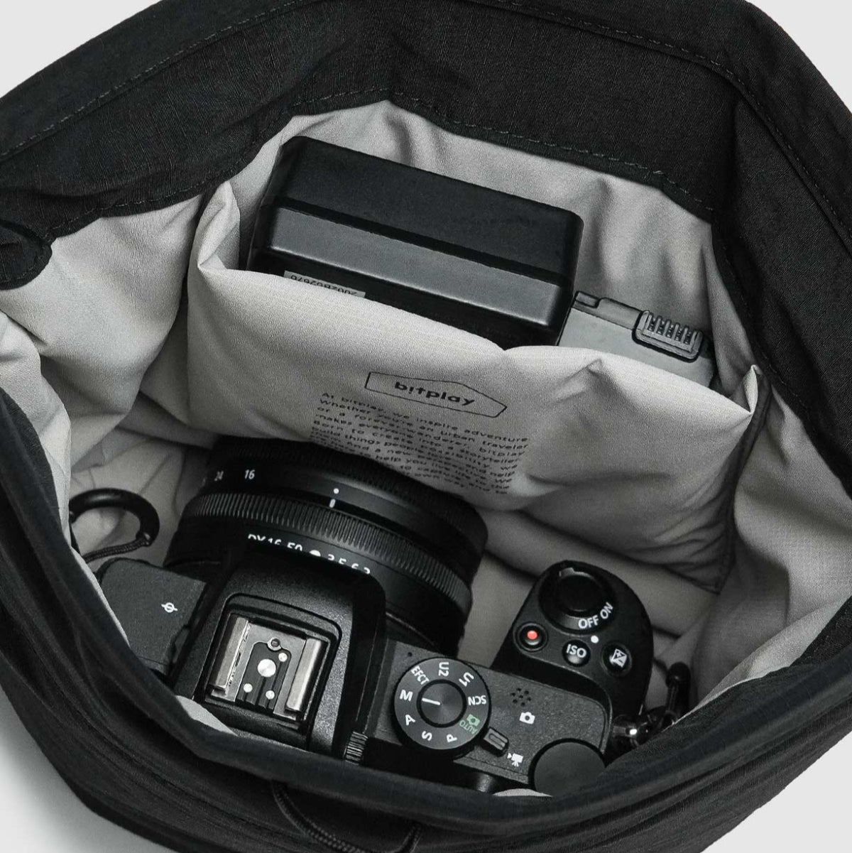 Bitplay Essential 2.5L 相機包內部設計,內襯多層填充防撞保護,提供相機、電池與配件分區收納,輕便耐用且防刮防碰撞。