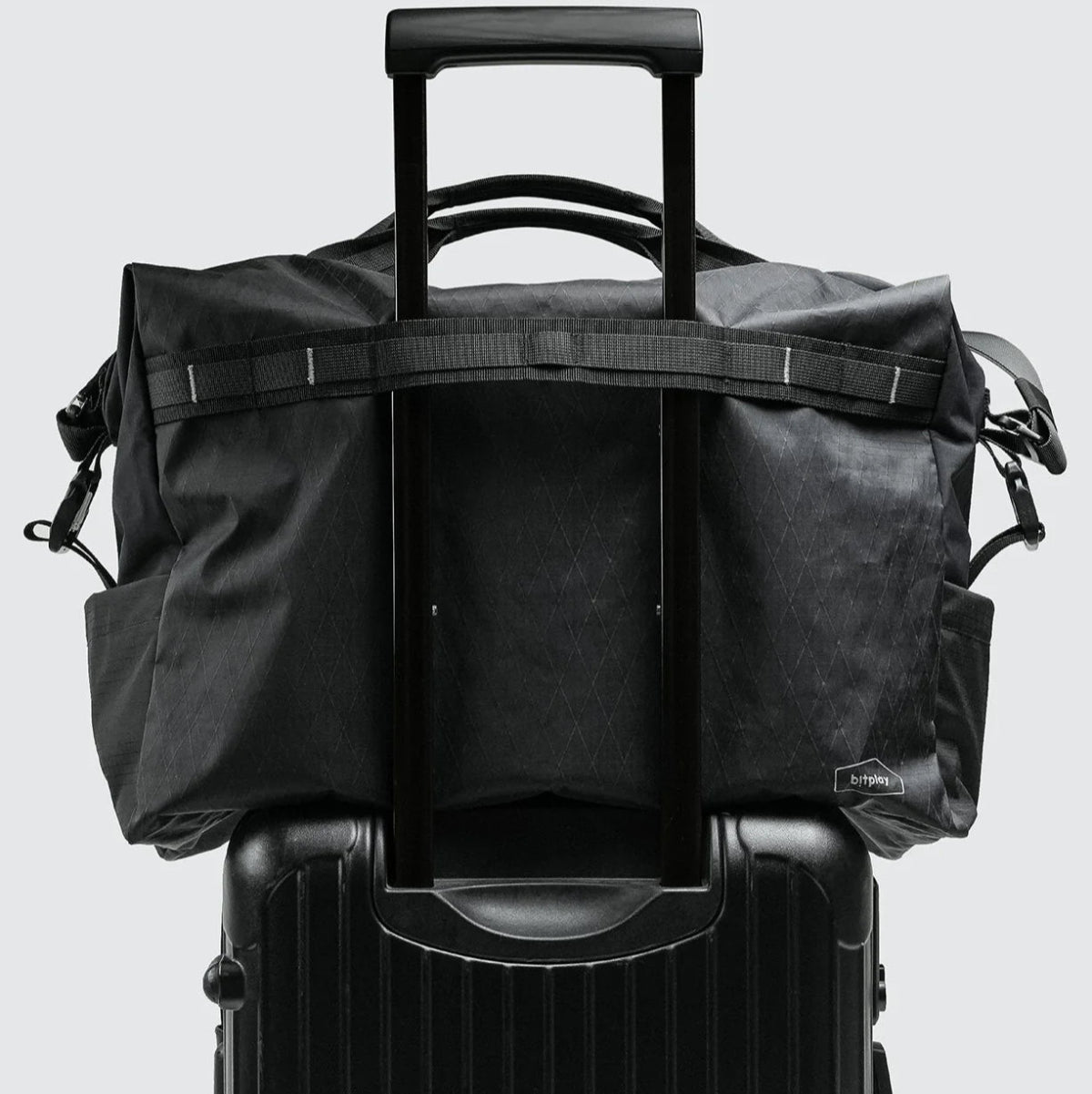 Bitplay 45L 行李袋,採用抗撕裂防水材質,具備多功能收納設計,支援手提、肩背及行李箱固定,適合旅行與日常使用的輕便耐用包款。