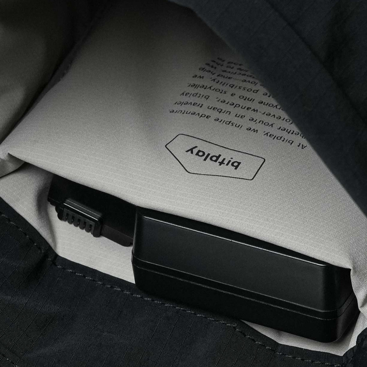 Bitplay Essential 2.5L 相機包內部設計,內襯多層填充防撞保護,提供相機、電池與配件分區收納,輕便耐用且防刮防碰撞。