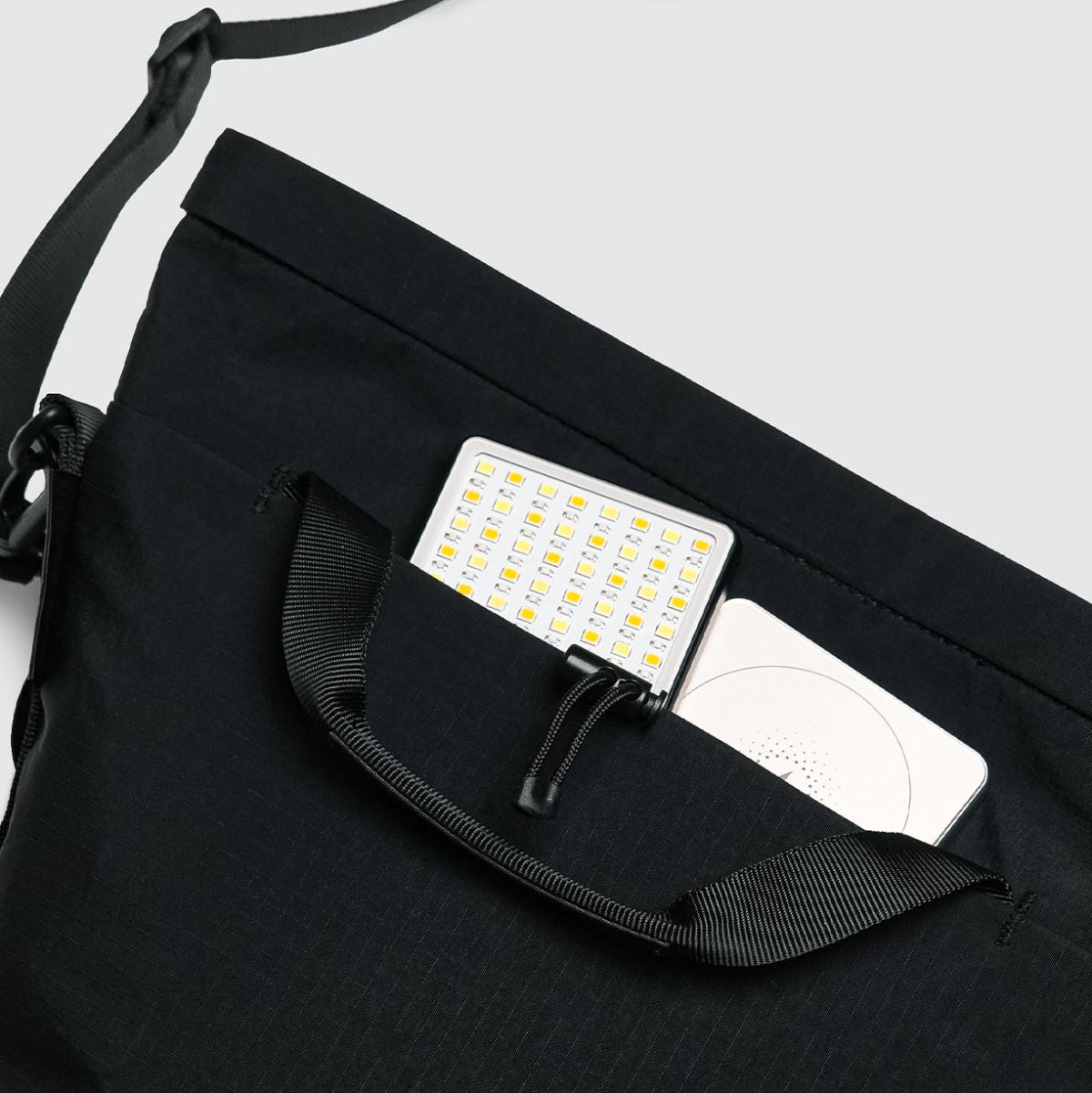 Bitplay Essential 2.5L 相機包內部設計,內襯多層填充防撞保護,提供相機、電池與配件分區收納,輕便耐用且防刮防碰撞。