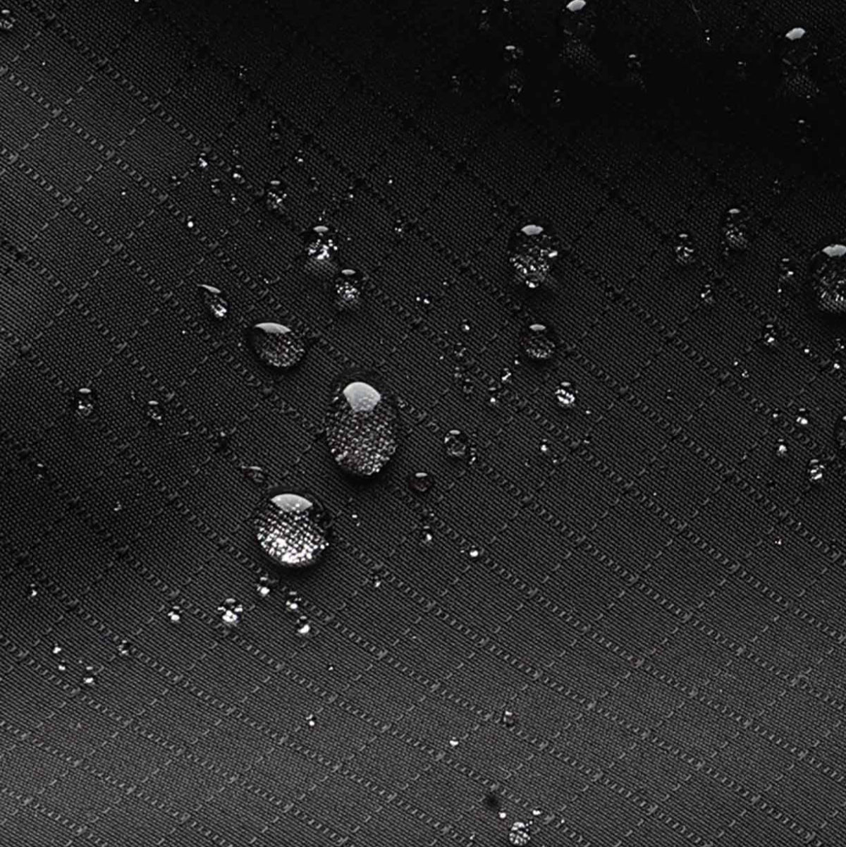 Bitplay 45L 行李袋,採用抗撕裂防水材質,具備多功能收納設計,支援手提、肩背及行李箱固定,適合旅行與日常使用的輕便耐用包款。