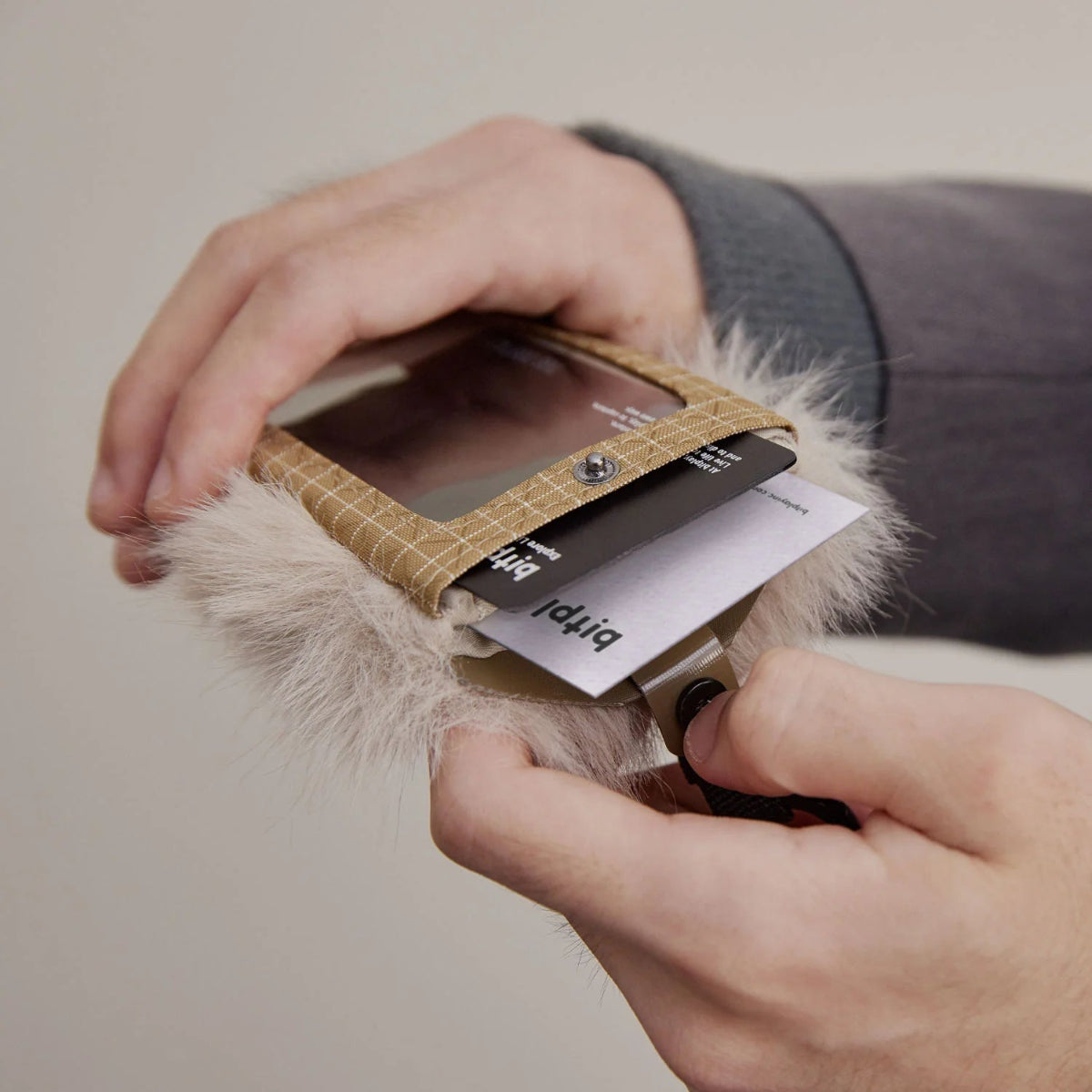 【Bitplay】蓬鬆毛球證件套|柔軟輕巧,藍調灰毛絨材質,質感舒適,搭配bitplay獨家圓勾掛環,方便攜帶,實用時尚,適合冬季穿搭。