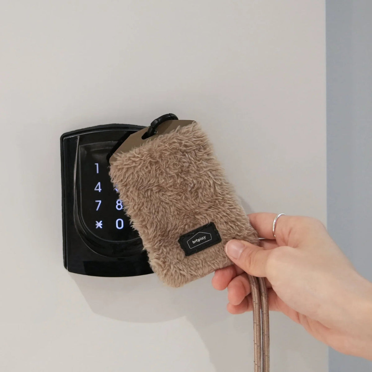 【Bitplay】短版毛絨證件套|冷萃黑,柔軟毛絨材質,輕巧保暖,附贈可調節6mm頸掛繩,方便攜帶,時尚實用,適合日常穿搭。