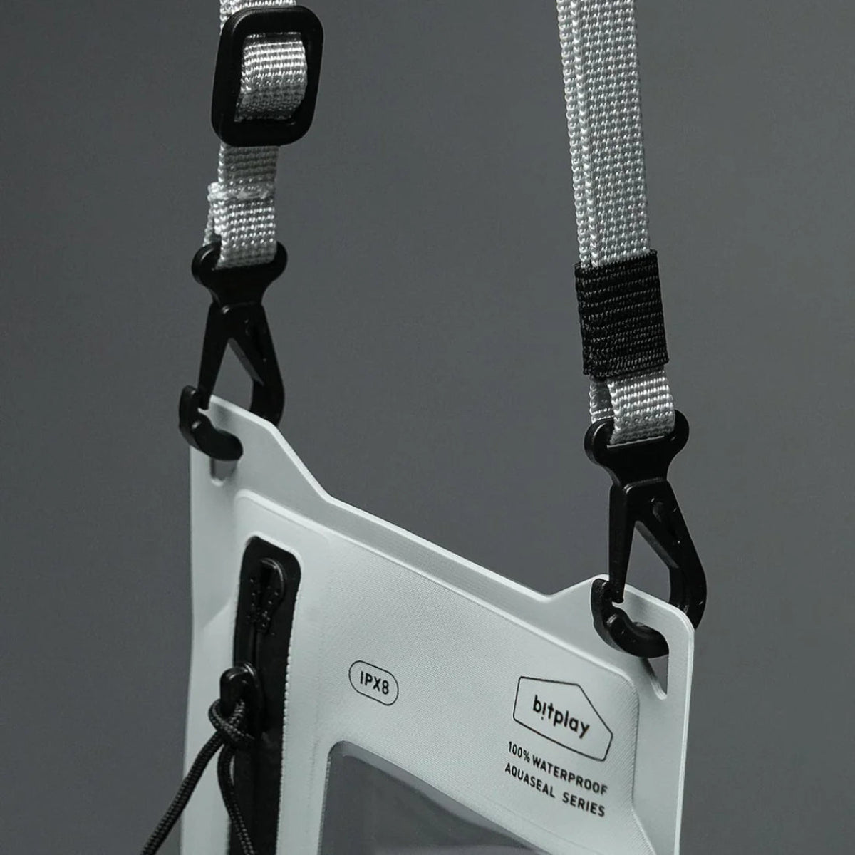 【Bitplay】AquaSeal Lite 全防水手機袋|輕巧直式設計,搭載氣密防水拉鍊與 IPX8 防水認證,適合戶外及日常使用。