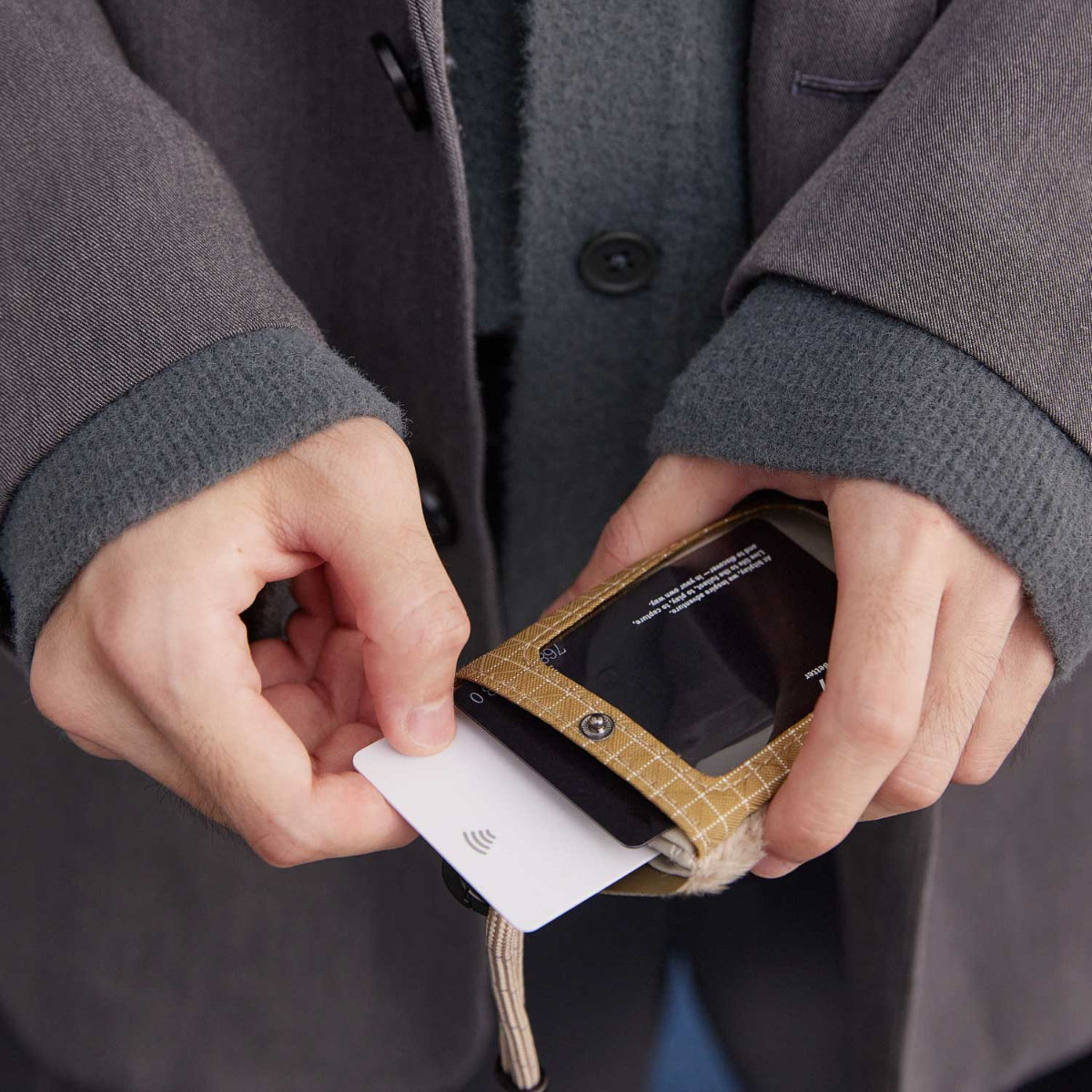 【Bitplay】短版毛絨證件套|冷萃黑,柔軟毛絨材質,輕巧保暖,附贈可調節6mm頸掛繩,方便攜帶,時尚實用,適合日常穿搭。