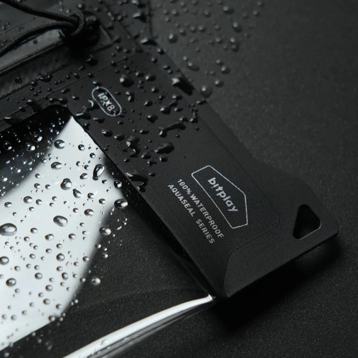 【Bitplay】AquaSeal Lite 全防水手機袋|輕巧直式設計,搭載氣密防水拉鍊與 IPX8 防水認證,適合戶外及日常使用。