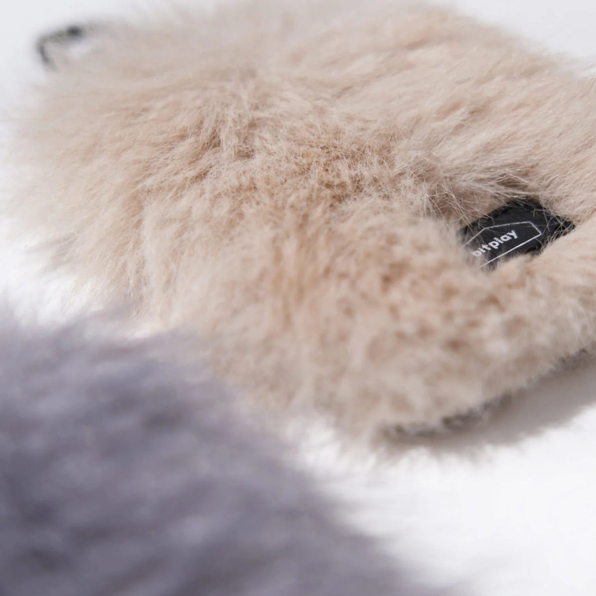 【Bitplay】蓬鬆毛球證件套|柔軟輕巧,藍調灰毛絨材質,質感舒適,搭配bitplay獨家圓勾掛環,方便攜帶,實用時尚,適合冬季穿搭。