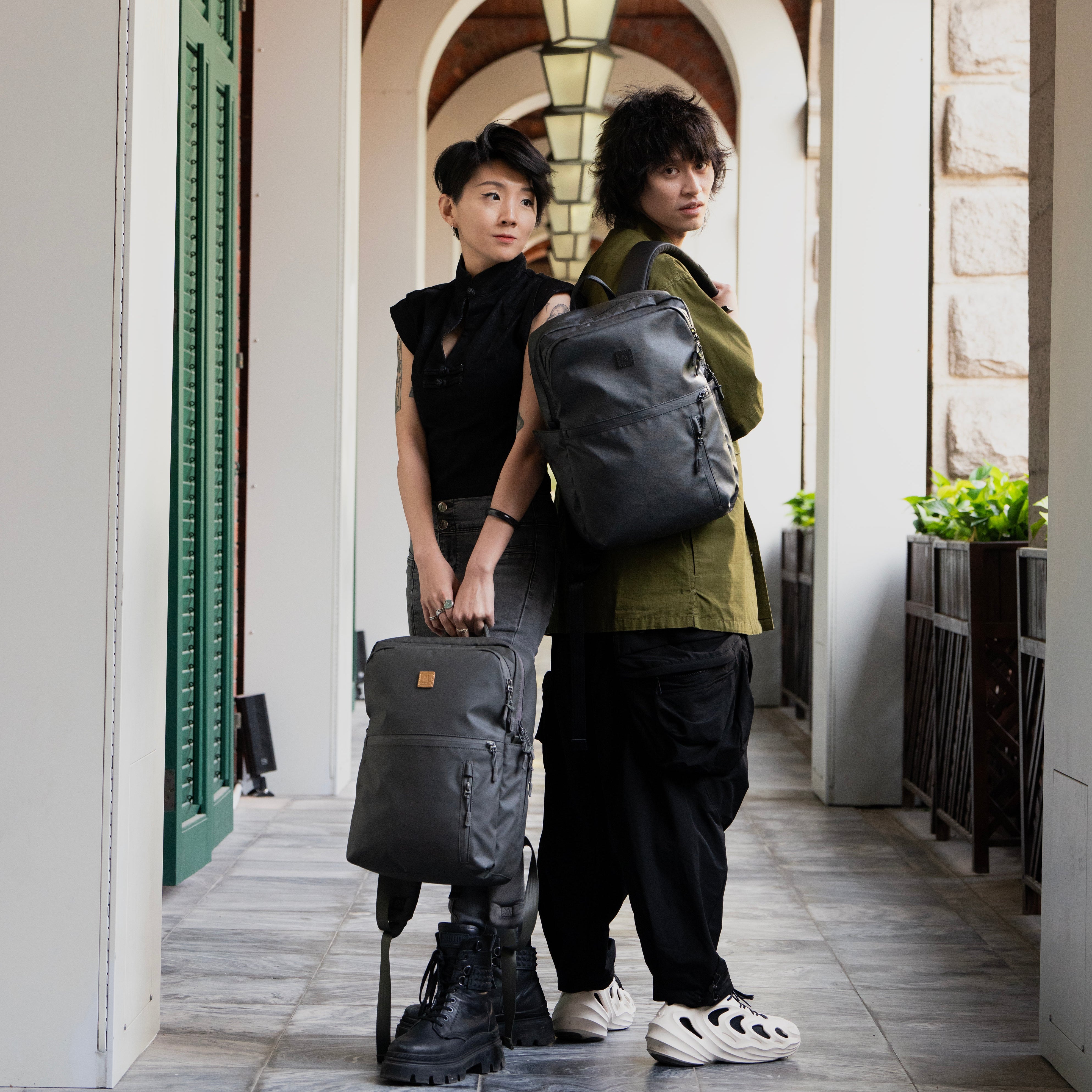 模特背着Moral CECIL COMPACT II 背包,展現日常通勤實用性