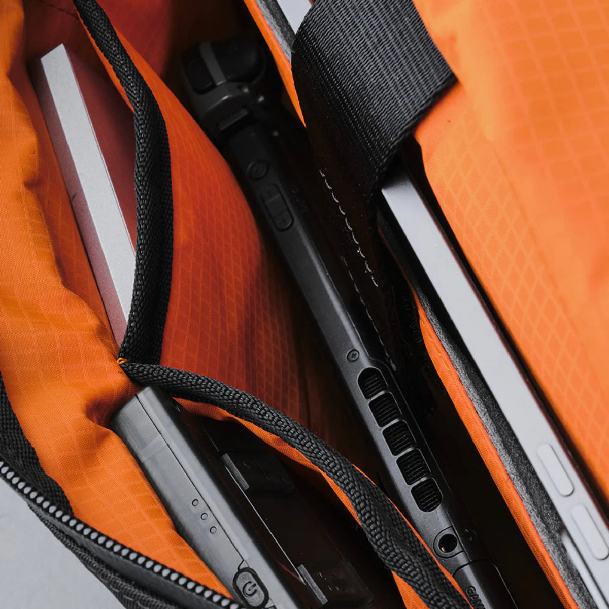 可容納 11 吋 iPad Pro 及其他必需品