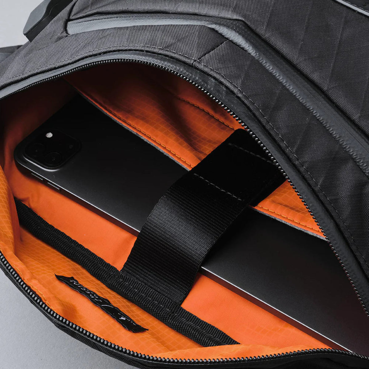 可容納 11 吋 iPad Pro 及其他必需品