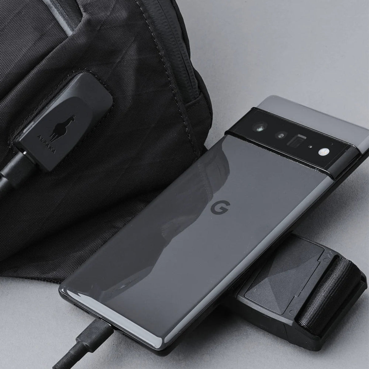 配備 USB-C 充電埠,方便隨時為電子設備充電。