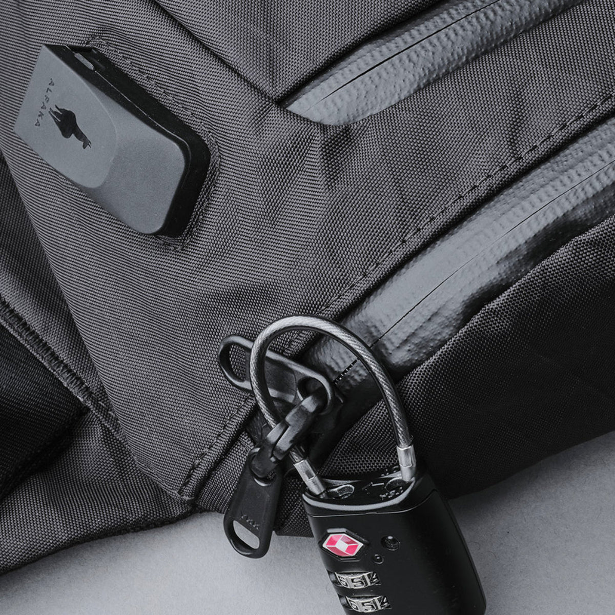 可鎖定的拉鍊為您的貴重物品增加了安全性。