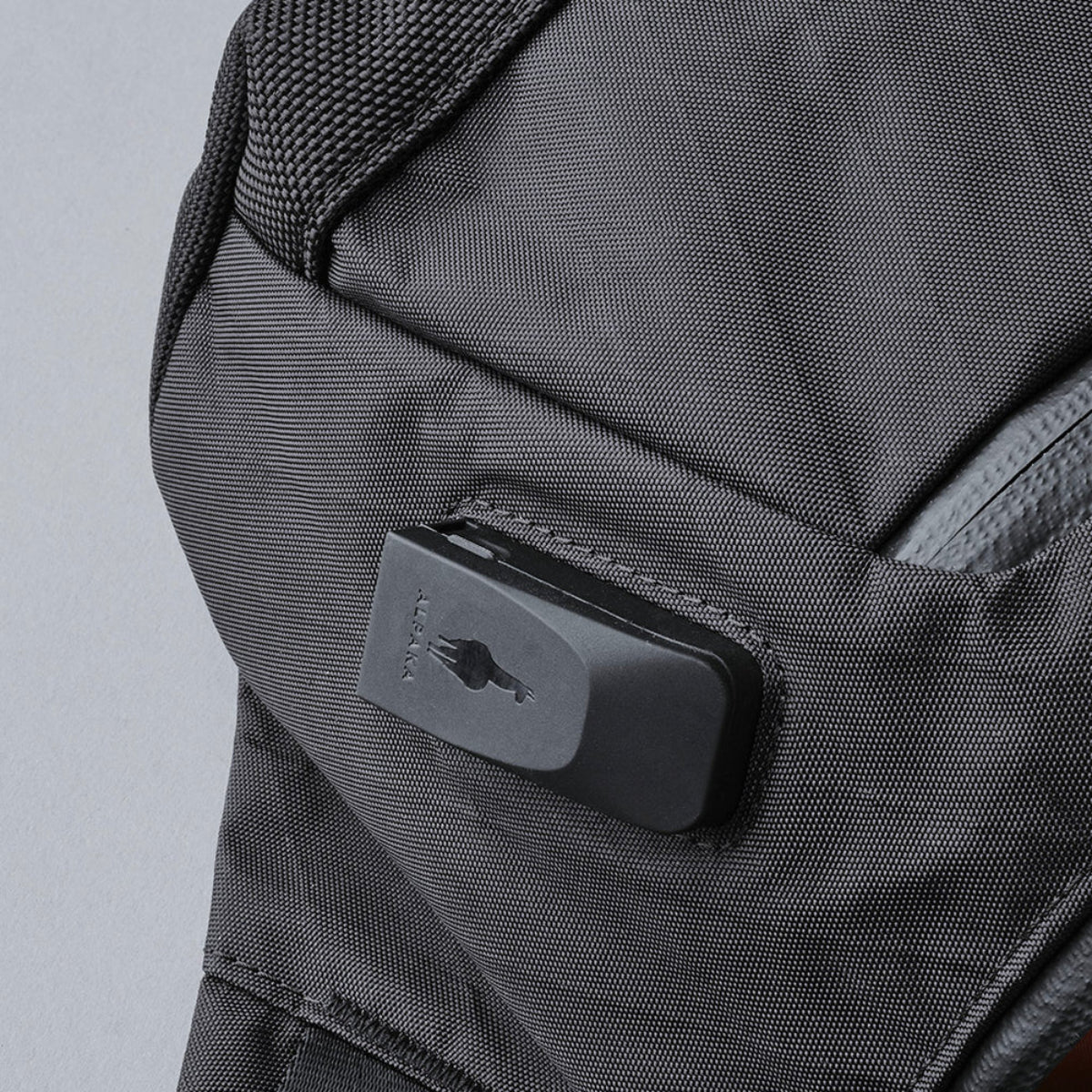 內部設有隱藏式 SIM 卡座及彈出插銷。