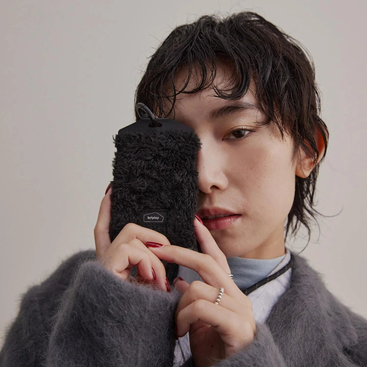 【Bitplay】短版毛絨證件套|冷萃黑,柔軟毛絨材質,輕巧保暖,附贈可調節6mm頸掛繩,方便攜帶,時尚實用,適合日常穿搭。