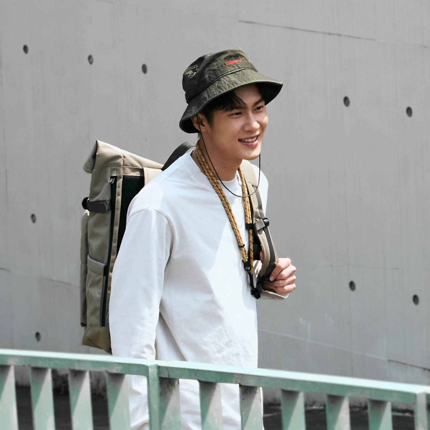 【Bitplay】輕旅筆電包|24L防潑水高強度 高原沙